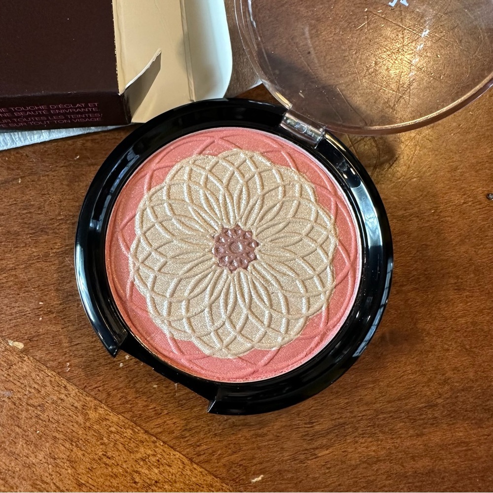 Avon Mark Exotic Beauty Face Powder Mosaics - Picture 2 of 5